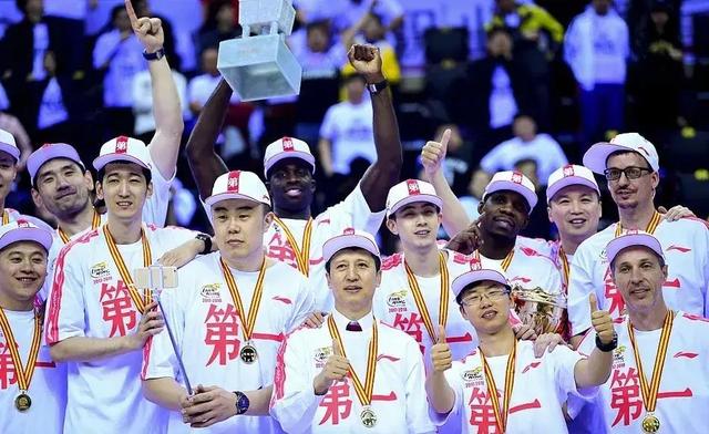 kaiyun官方体育app-凯尔特人回归首秀大放异彩，马龙主场球迷高呼名字